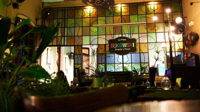 cuadros, fotos y luces verdes: el mitico bar bukowski de la plata cumple 20 anos