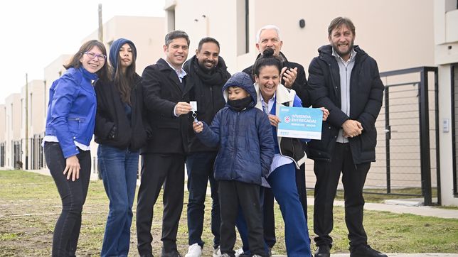 kicillof y alak entregaron casas a familias del barrio ministerio de villa elvira