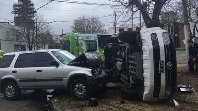 impresionante choque y vuelco en 20 y 37: una persona quedo atrapada