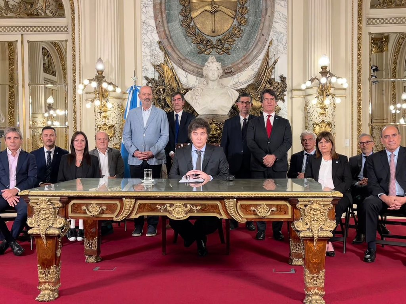 Federico Sturzenegger junto a Javier Milei y el Gabinete del Gobierno en el anuncio del DNU.