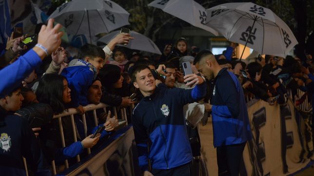aliento y emocion en el banderazo de los hinchas de gimnasia en el hotel donde estan los jugadores