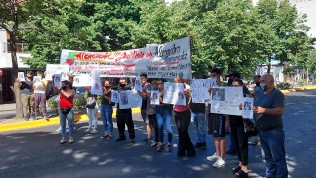familiares y amigos del mecanico asesinado en tolosa marcharon para pedir justicia