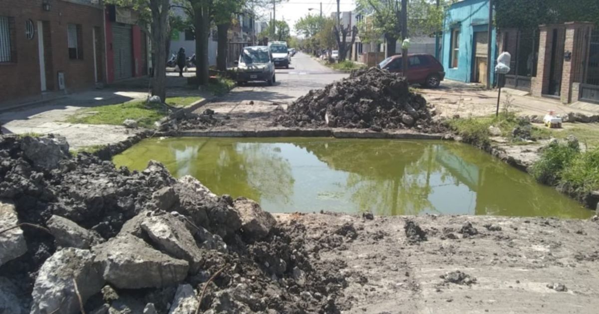 En Berisso una calle se transformó en una pileta de agua verde por una ...