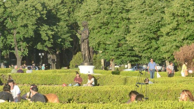 la plata en modo verano: con sol y maxima de 27°c asi arranca el fin de semana en la ciudad