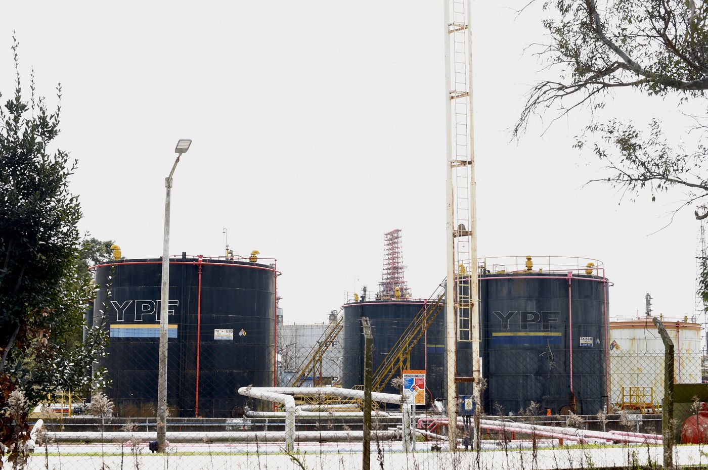 Refineria ypf ensenada.jpg
