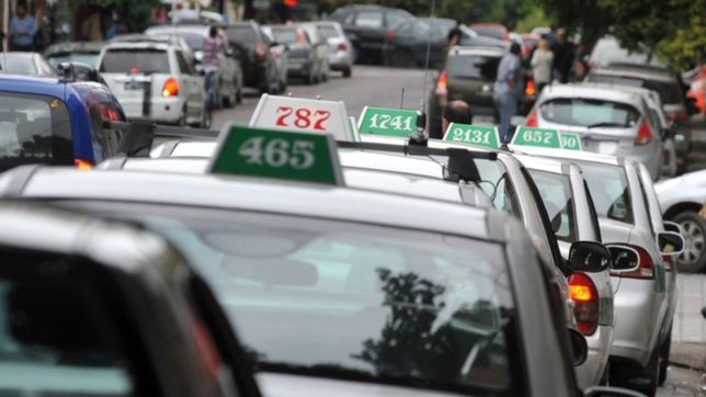 debaten un nuevo aumento del 20% para los taxis de la plata
