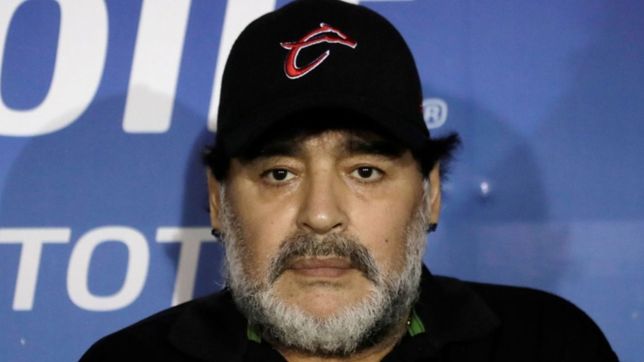 diego maradona se enojo por un tuit falso: jugar con la ilusion de los hinchas, no esta bien
