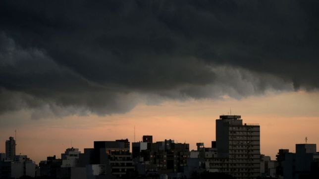 la plata en alerta por fuertes tormentas con lluvias intensas y rafagas de viento