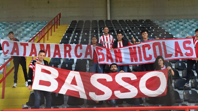 el aguante de los hinchas de estudiantes en chile junto al equipo