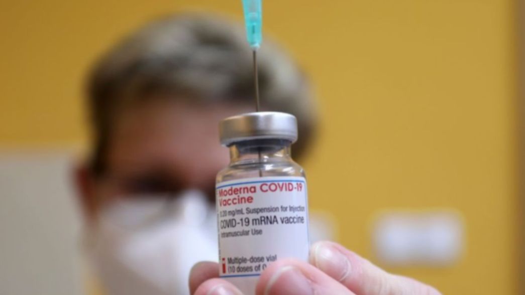 El Gobierno evalúa a quiénes destinará las vacunas Moderna contra el COVID-19