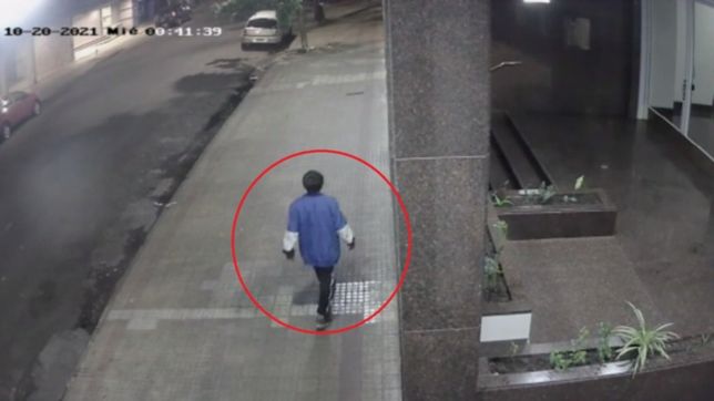 video: un cartonero se robo una baranda de un edificio en pleno centro de la plata