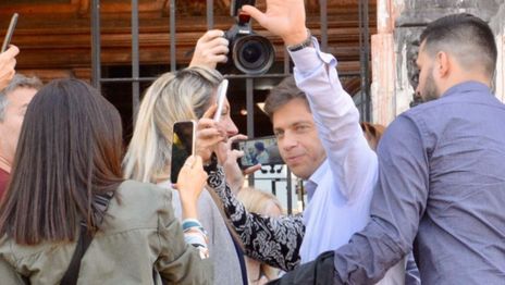 Kicillof pisó por primera vez Gobernación y fue recibido con aplausos y ovación