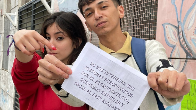 estudiantes de dos historicas escuelas tecnicas protestaron ante el consejo escolar para pedir calefaccion