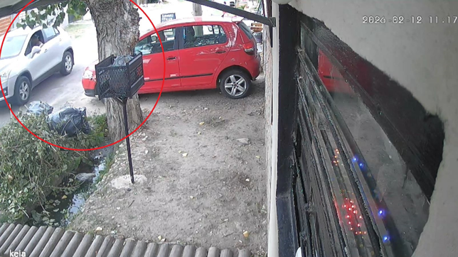 vecinos de la plata alertan por un hombre que ofrece caramelos a nenes para que se suban a su camioneta