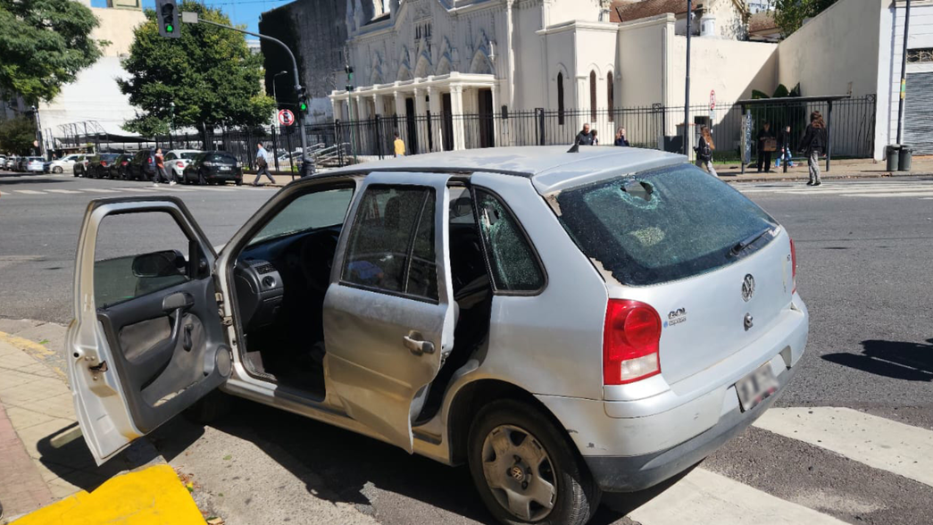 Gritos, piñas y piedrazos en pleno centro de La Plata en medio de una insólita discusión de tránsito
