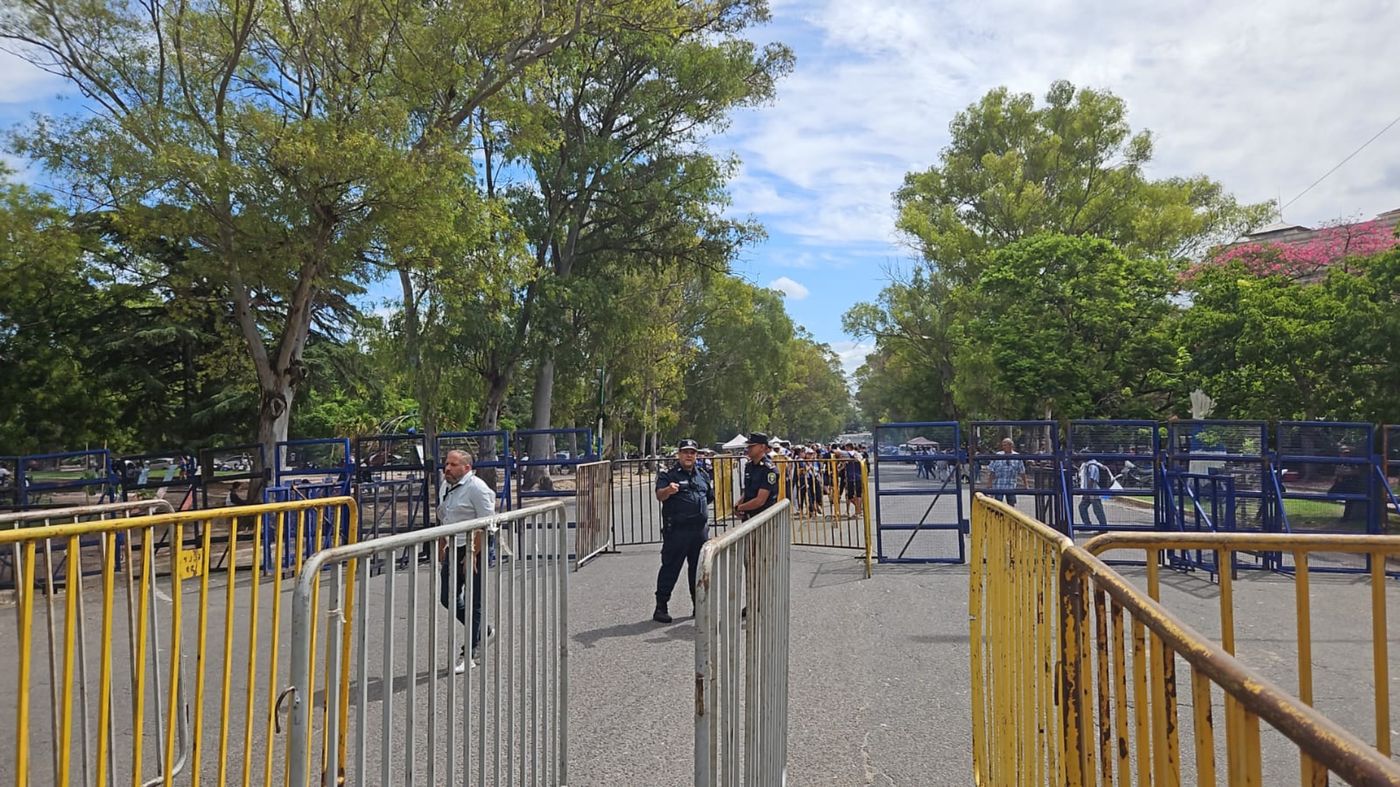 El Estadio del Bosque y parte del operativo policial.