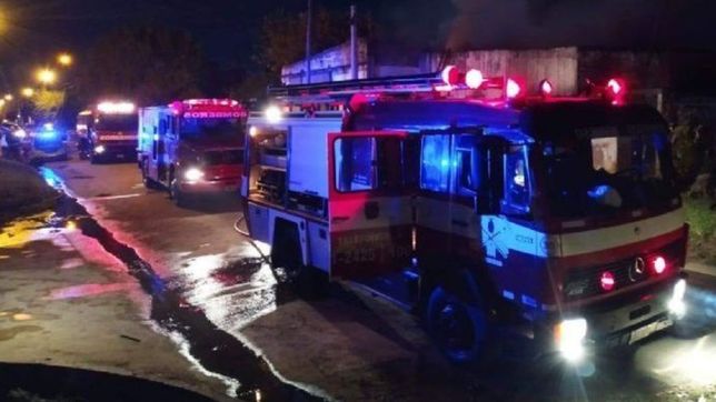 tension en berisso: una casa se prendio fuego y una familia quedo en la calle
