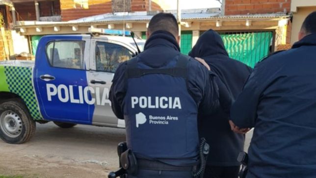 un ladron armado asalto a una chica a plena luz del dia y la obligo a besarlo