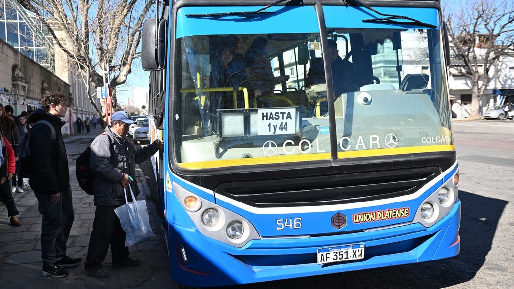¿A qué se debe el nuevo paro de micros y por qué no afecta a La Plata, Berisso y Ensenada?