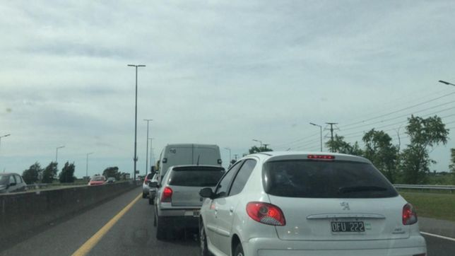 filas y demoras en la autopista la plata-buenos aires por las obras de la bajada en city bell