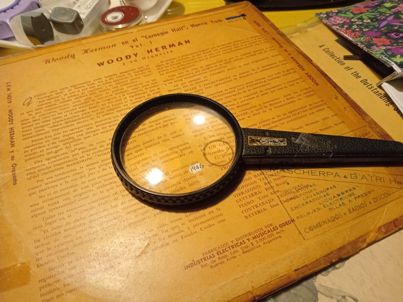 Es coleccionista de vinilos, donde guarda sus primeros deslumbramientos. 