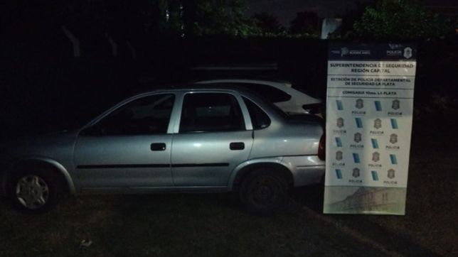 la policia atrapo a dos ladrones robando ruedas de autos estacionados