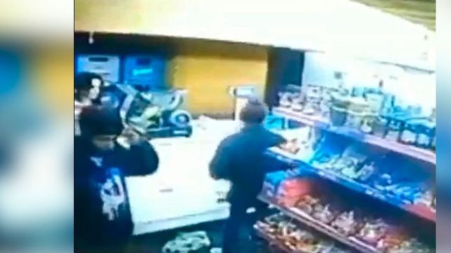 entraron a una panaderia, le pidieron comida a la empleada y terminaron robando