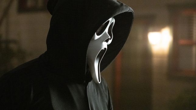con una mascara de scream, disparo contra un bar e hirio gravemente a un joven