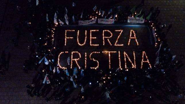 fuerza cristina, la imagen que brillo en plaza moreno un dia despues del cacerolazo