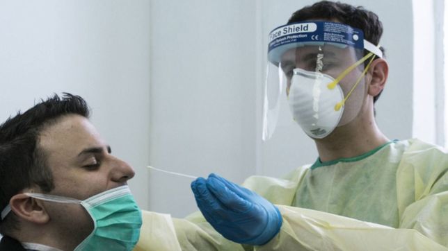 desde el pico de mayo, los casos de coronavirus en el pais bajaron un 80%