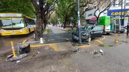 impactante choque con un herido entre dos autos en pleno centro de la plata impactante choque con un herido entre dos autos en pleno centro de la plata