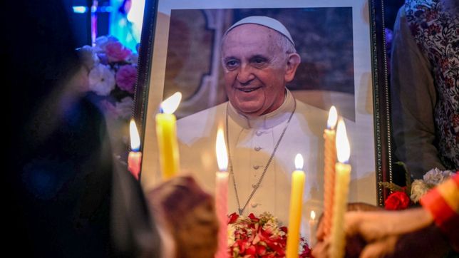 el cuerpo del papa francisco ya esta en la basilica de san pedro y miles de fieles lo despiden