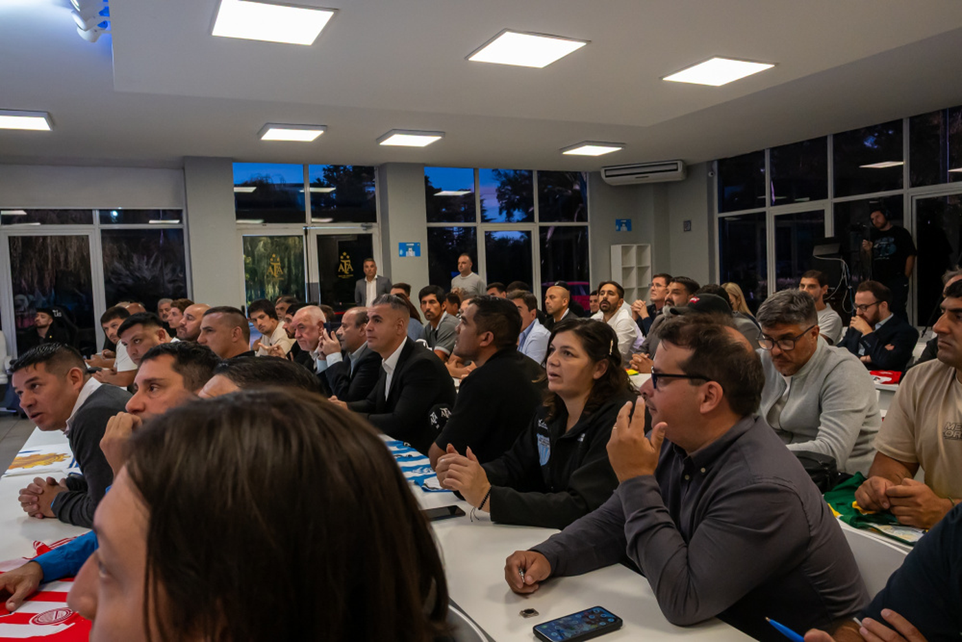 Representantes de Alumni, Estrella de Berisso y Everton junto a otros dirigentes en el predio de la AFA