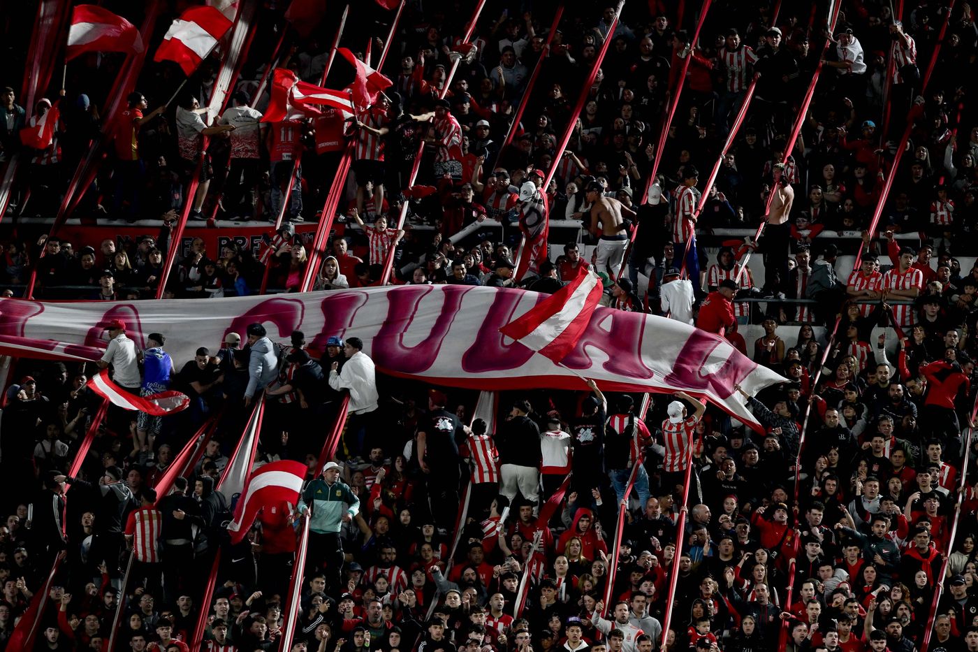 Estudiantes River hinchada