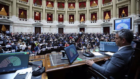 De la Ley del Lobizón al carnet de mochilero: ¿qué es la Ley Hojarasca y qué insólitas medidas eliminará?