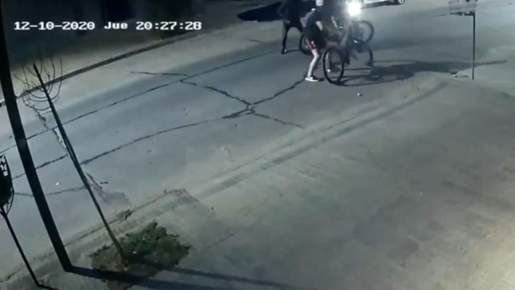 Bajo amenazas, dos ladrones asaltaron a un ciclista en La Plata y quedaron filmados