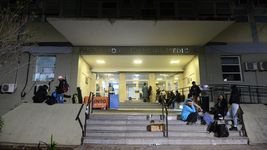 estudiantes de medicina de la unlp que se inundaron reclaman por el cambio de las fechas de examenes