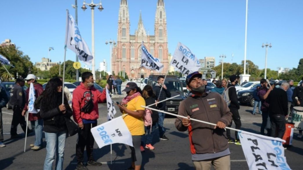 Protesta, corte y caos de tránsito por un piquete de trabajadores municipales