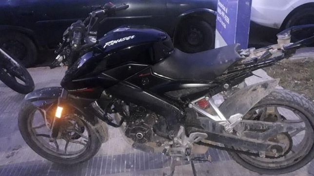 la plata: violaron la cuarentena, robaron una moto y atacaron a los policias que fueron a detenerlos