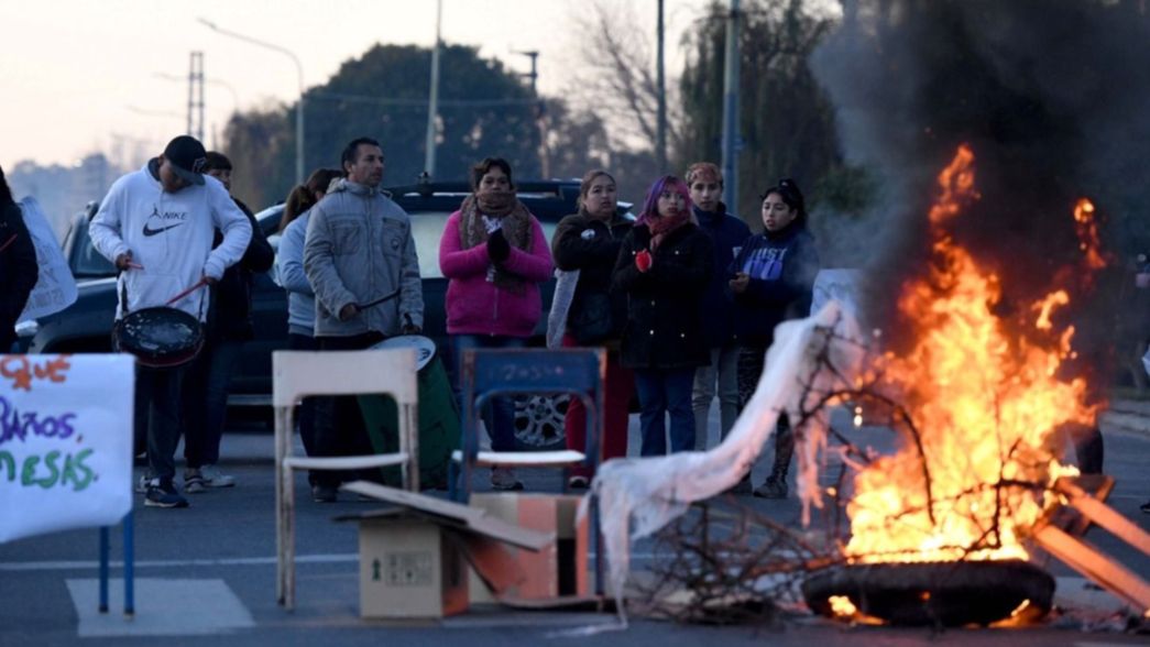La comunidad educativa de una escuela cortó una transitada calle por la falta de gas