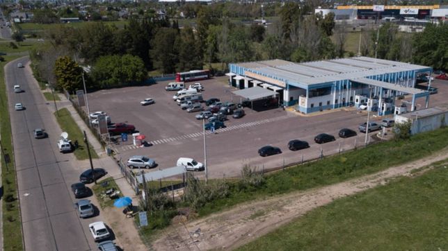 cuadras de cola y largas esperas: ¿por que se lleno de autos la vtv de gonnet?