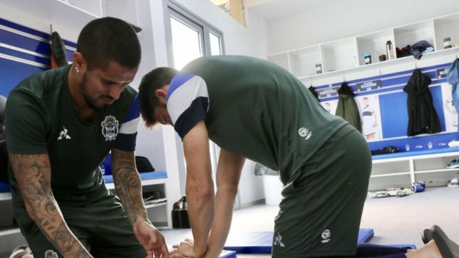 los jugadores del gimnasia se preparan hasta para dar primeros auxilios