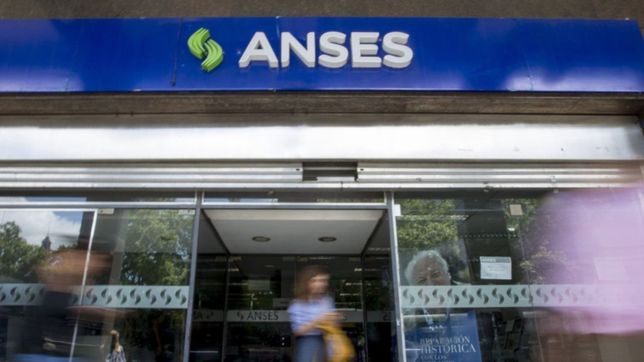 la comunidad educativa marcha a anses por becas progresar sin cupos, ife y conectividad