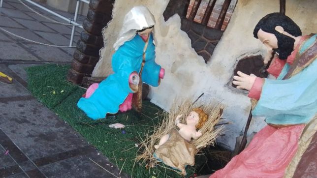 en medio de los festejos por la copa del mundo, destrozaron el pesebre de la catedral