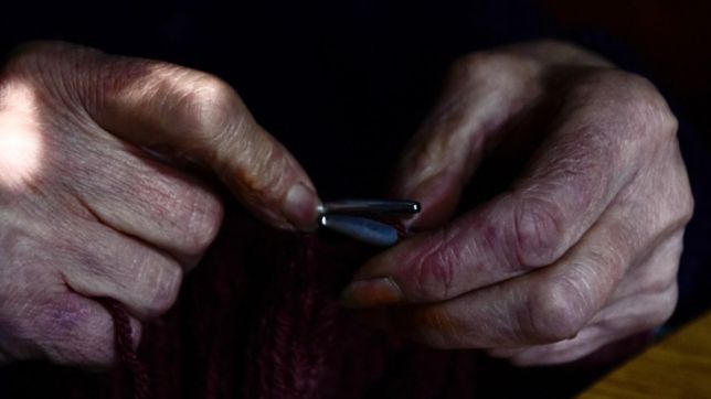 golpearon y amenazaron con cortarle el dedo a una jubilada en un feroz robo en la plata