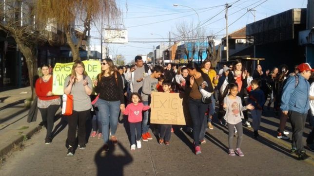 padres de la plata y la region se movilizan por las amenazas de bomba