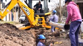 lanzaron la licitacion para la construccion de redes de agua y cloacas en un barrio de la plata