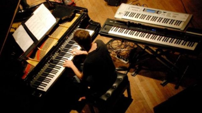 un pianista dara un curso virtual de musica popular a beneficio para la plata