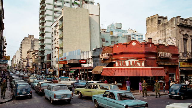 las primeras horas tras el golpe: las calles, las escuelas, un partido de estudiantes y el circo chino