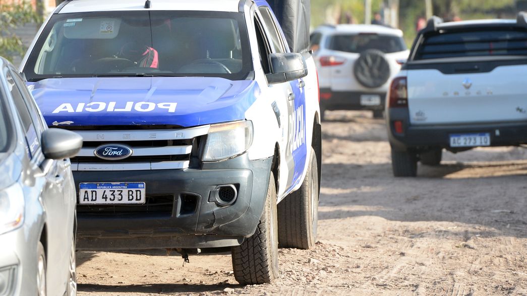 Dos amigos volvían del gimnasio, los amenazan con un arma y a uno casi lo apuñalan